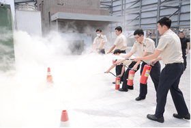 替代役男學習使用滅火器設備