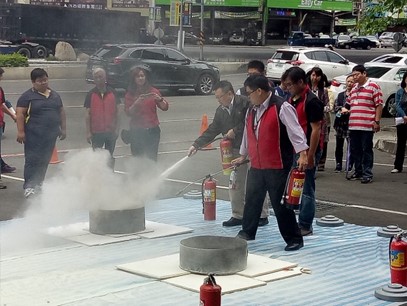 消防人員示範滅火器使用教學，並提供同仁體驗操作