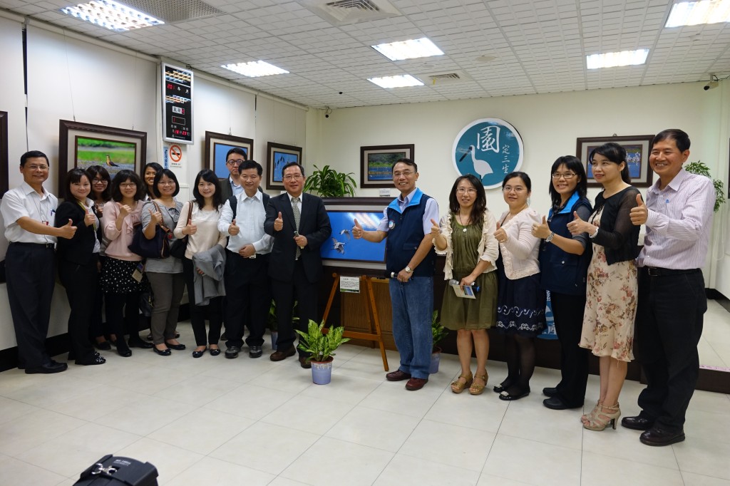 桃園分署同仁和嘉義分署同仁於園地三生攝影展展區合影
