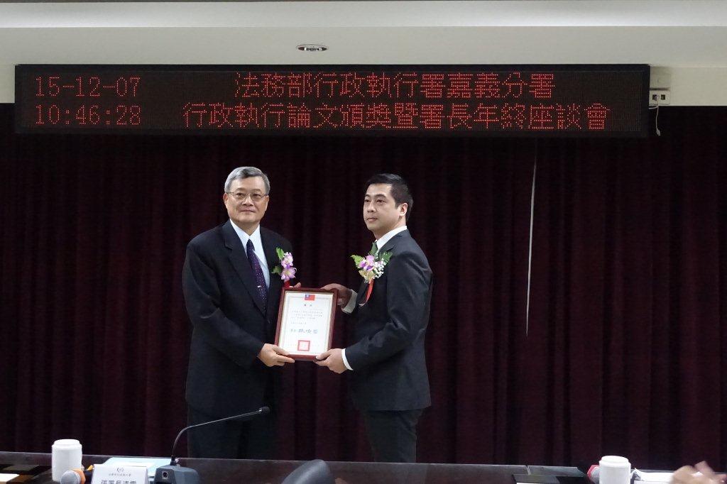 署長與得獎者合影