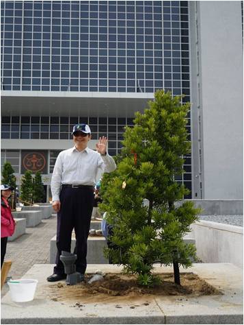 蔡主任執行官代表植樹