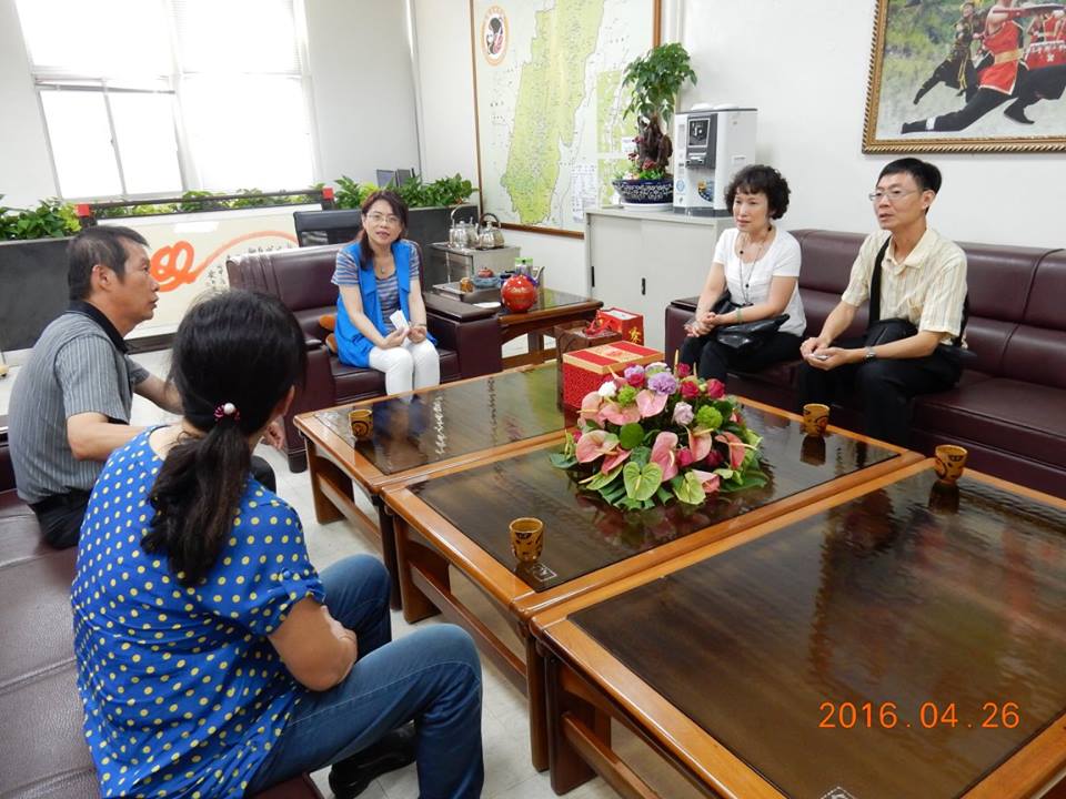 黃分署長與公所人員洽談</span></span></span></p>