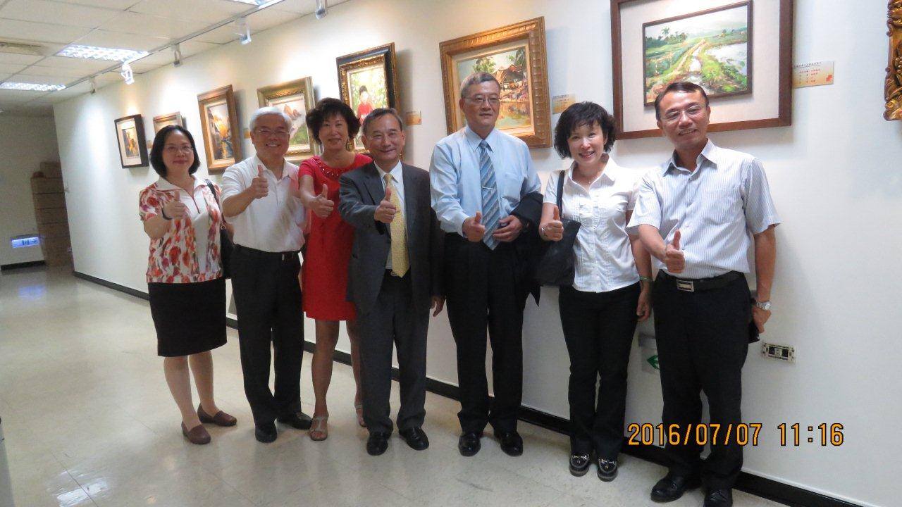 舉辦員工油畫雙人展