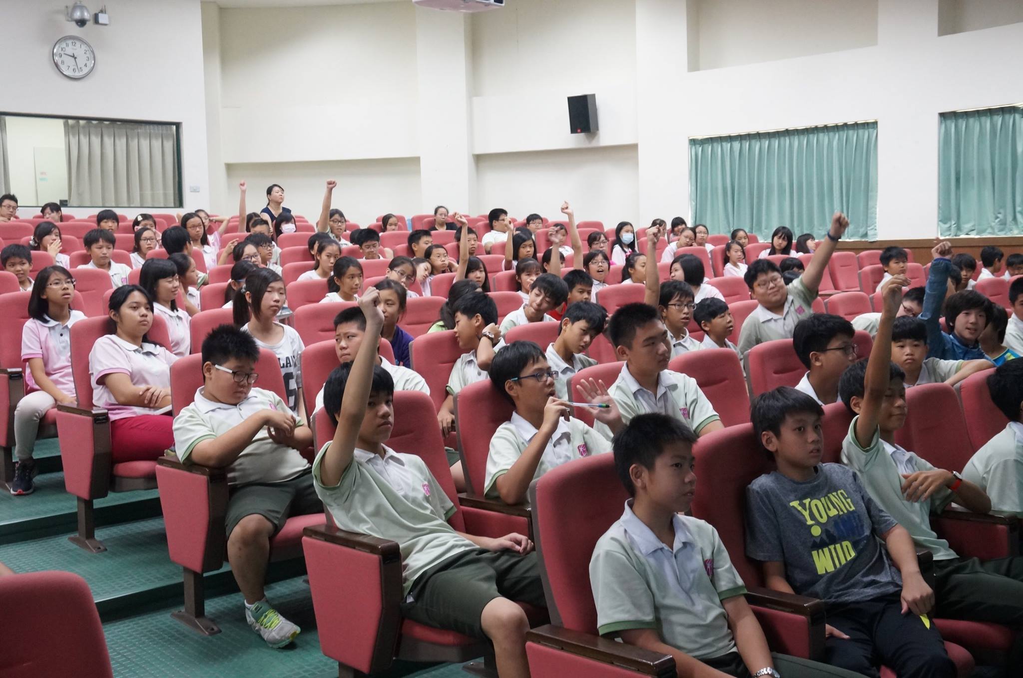 國小學生踴躍發言
