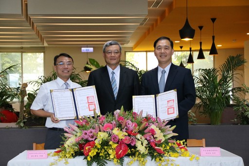劉分署長與中信金融管理學院施校長共同簽署校外實習協議書